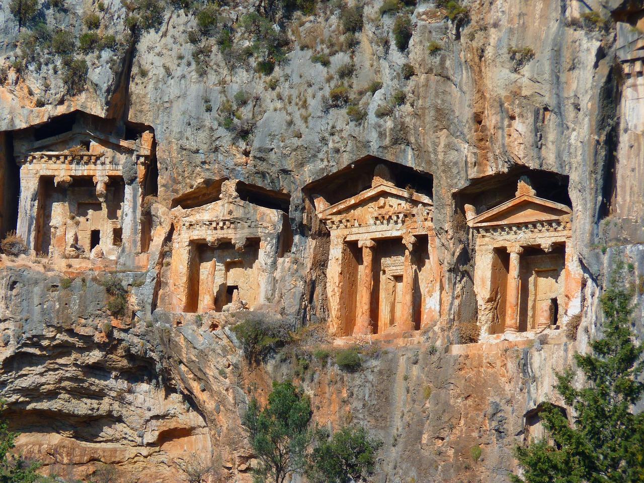 Kaya Mezarları, Tapınak, Sütunlar